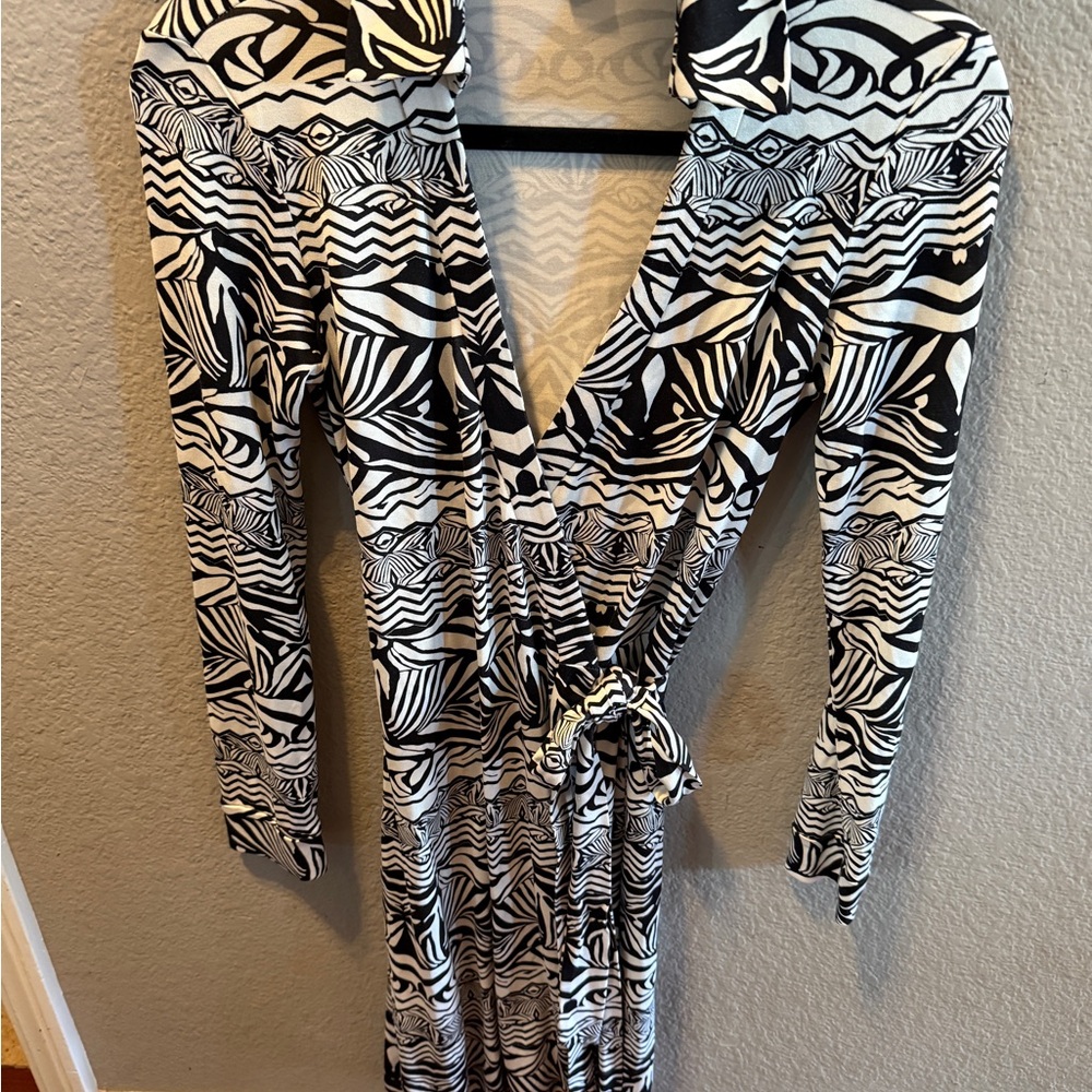 DVF Diane von Furstenberg New Jeanne Two Black & White Wrap Dress — Size 2